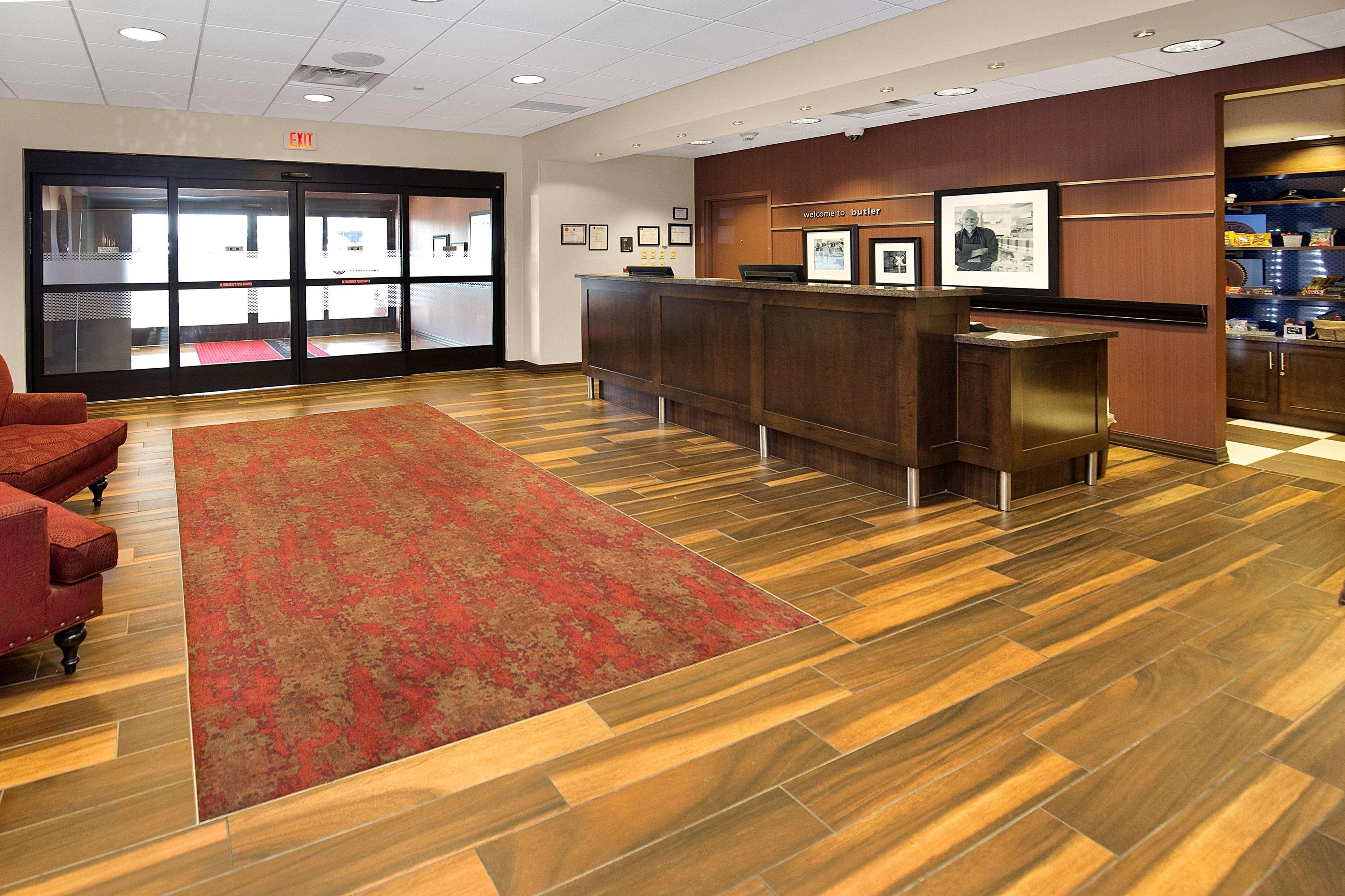 Hampton Inn Butler Bagian luar foto