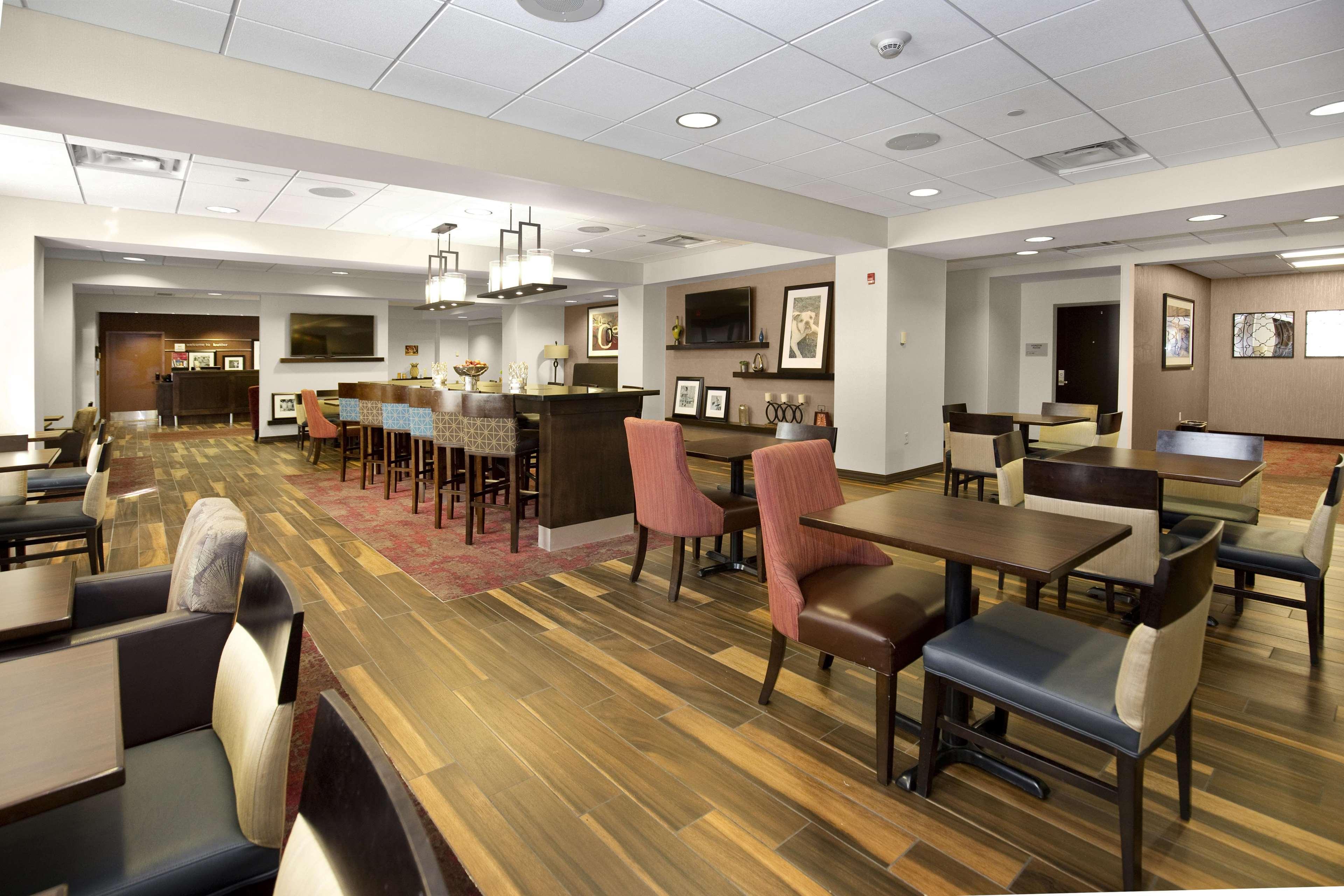 Hampton Inn Butler Bagian luar foto